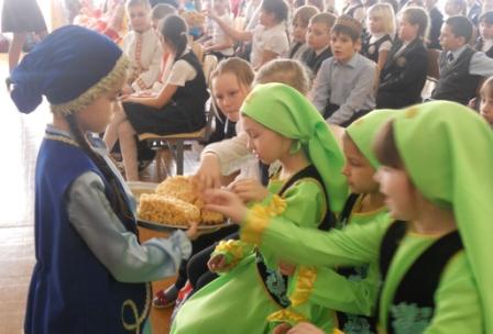 Учащиеся школы №76 г. Ульяновска угощают  других учащихся чак-чаком