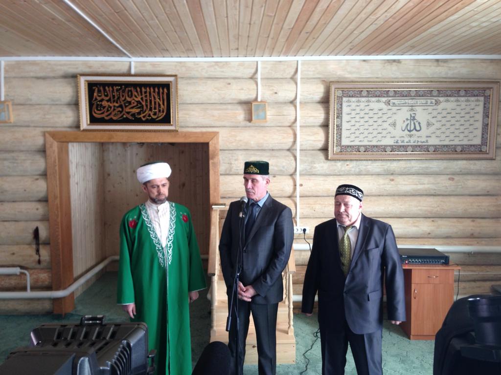 Сергей Морозов, Ильдар Сафиуллин и Эдуард Ганеев в мечети 