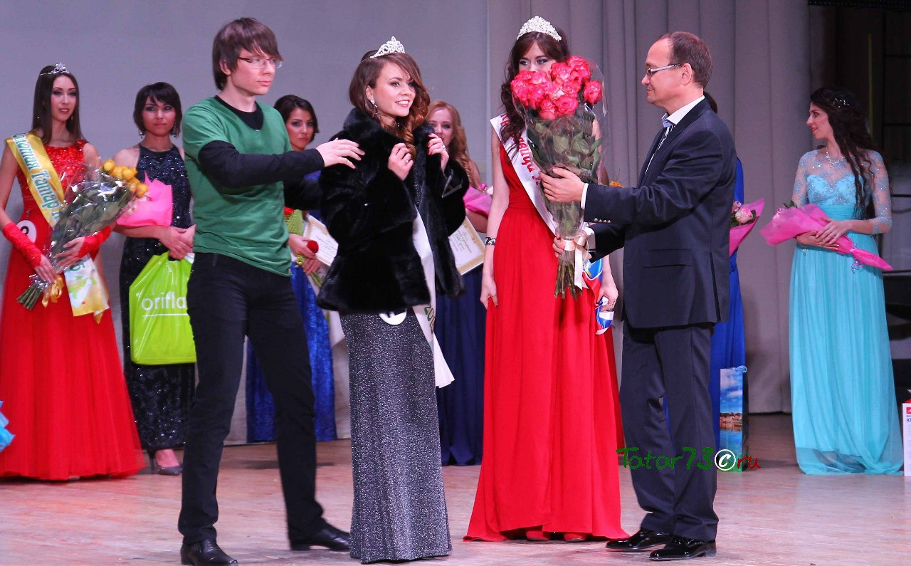 Победительнице регионального этапа  Румиле Мустафиной вручают один из подарков - шубу