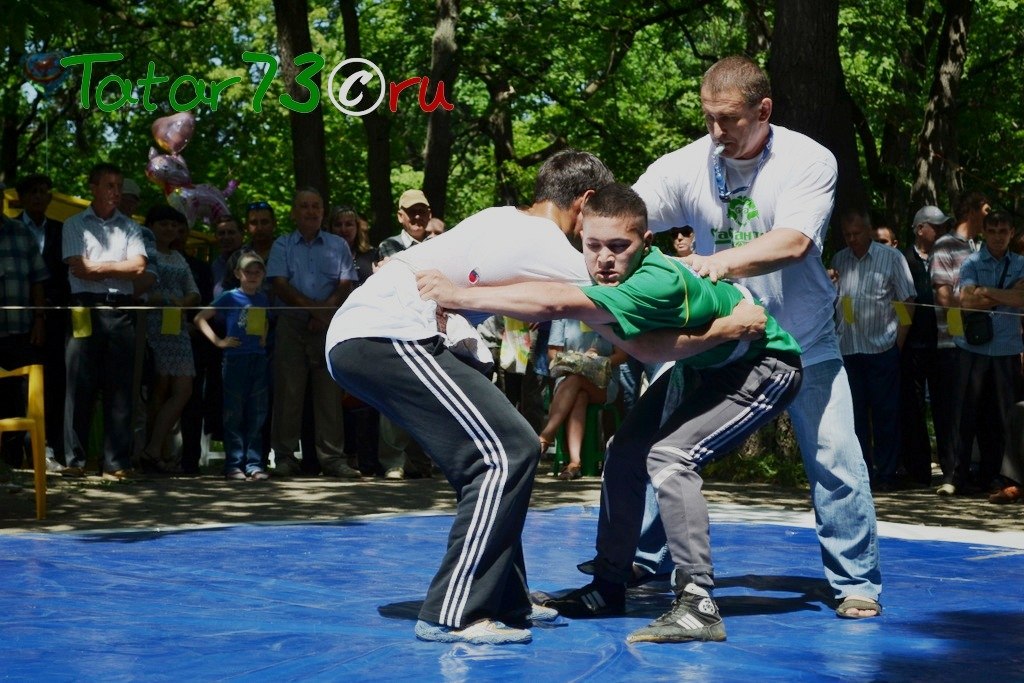 Состязания по татарской национальной борьбе коряш на Сабантуе в Железнодорожном районе Ульяновска. Парк 