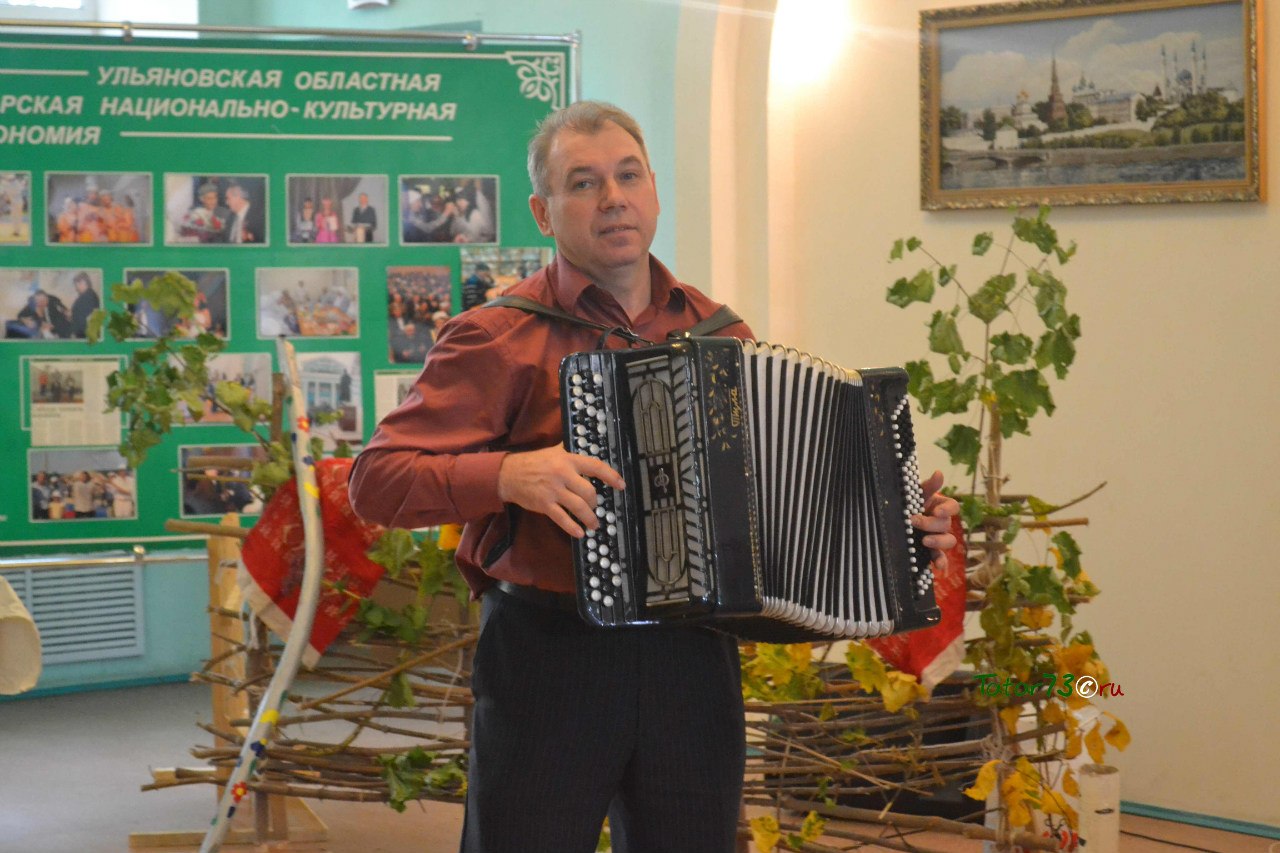 Гармонист  Ульяновского Центре татарской культуры Рафаэль Мустафин
