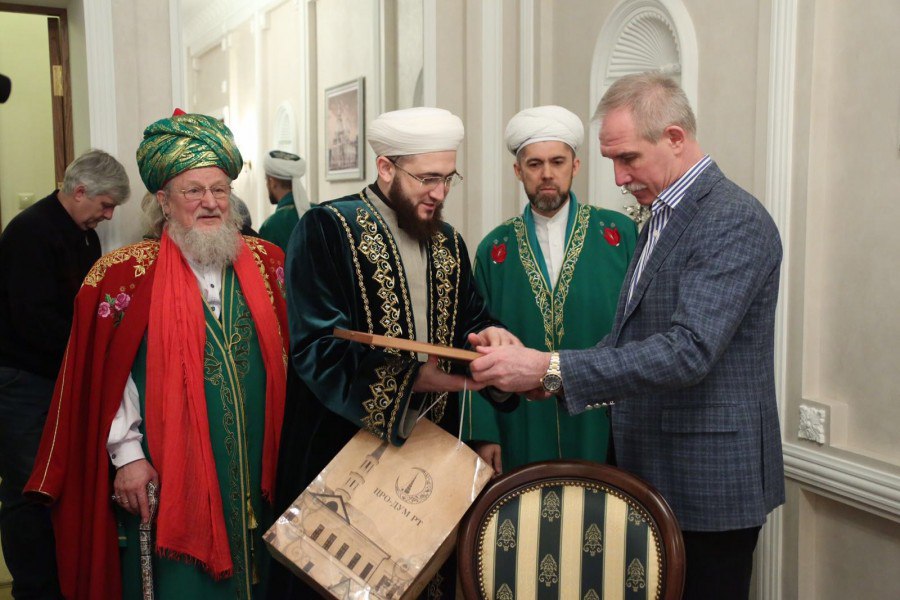 Председатель Духовного управления мусульман Татарстана Камиль Самигуллин вручает подарок губернатору Сергею Морозову