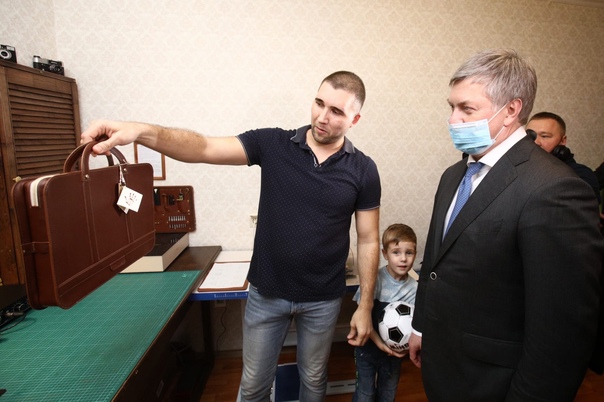 Русских посетил семейную кожевенную мастерскую в Ундорах