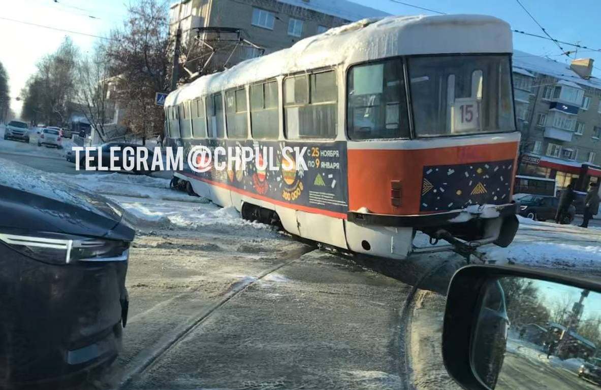 На проспекте Нариманова трамвай сошел с рельсов