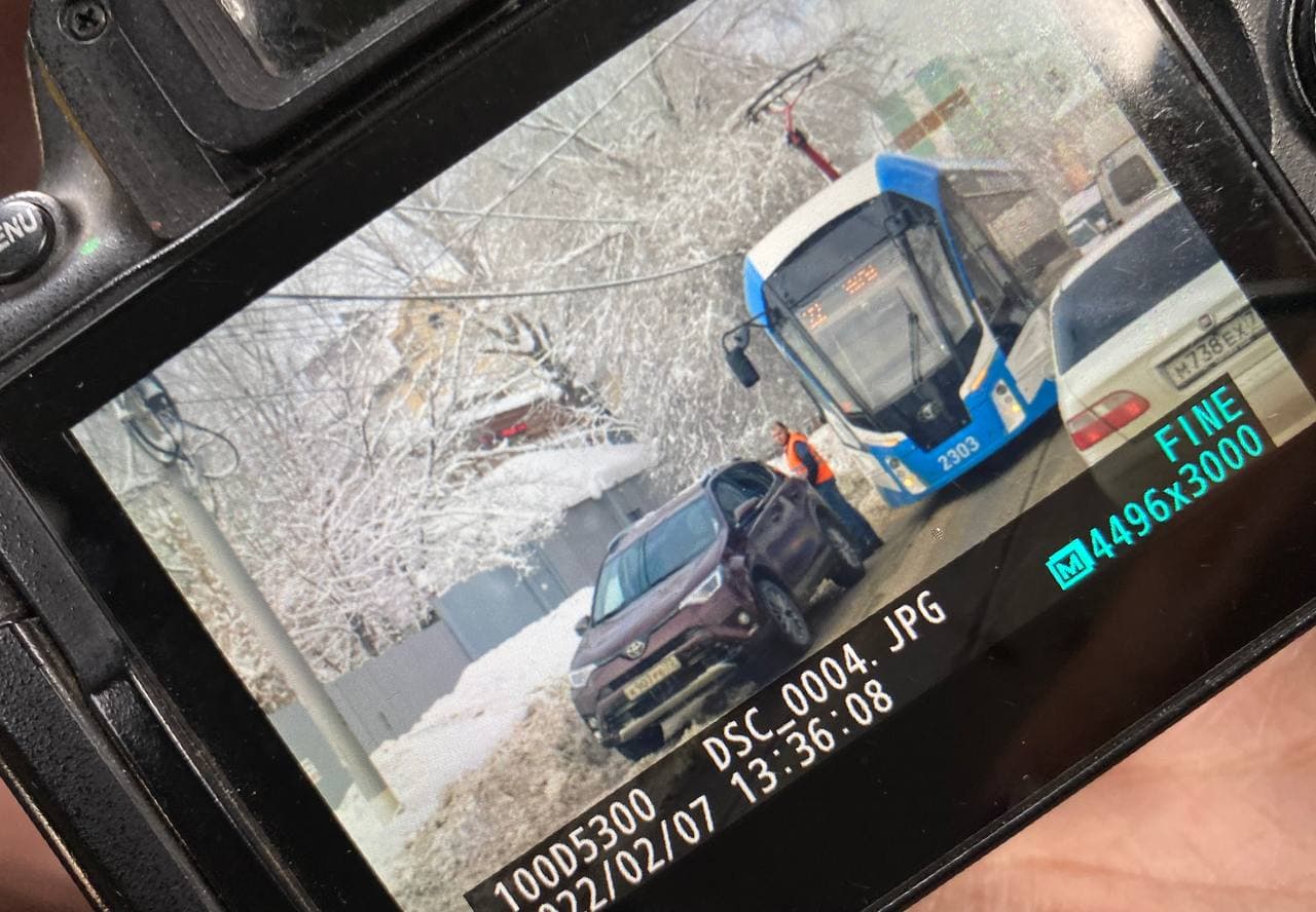 На улице Радищева приостановлено движение трамваев