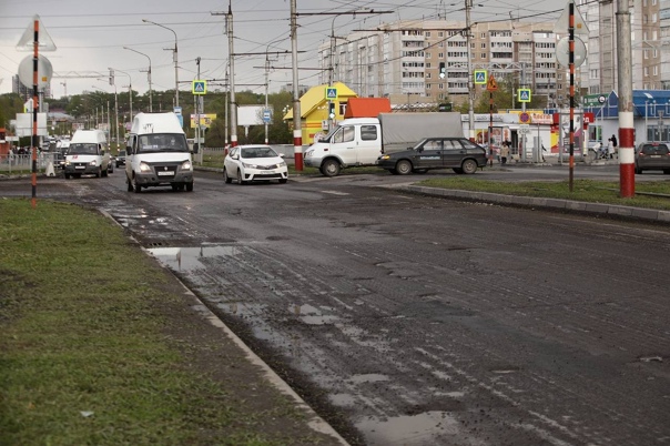 Алексей Русских проверил ход ремонта автодороги по улице Камышинской в Ульяновске