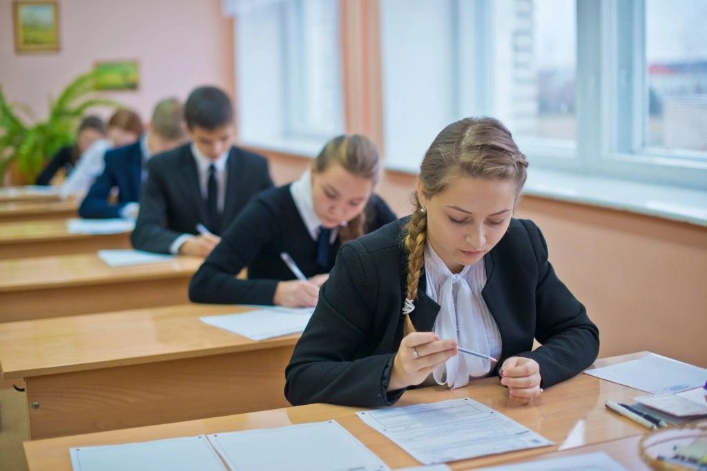Десять выпускников школ Ульяновска сдали ЕГЭ по обязательным предметам на высший балл