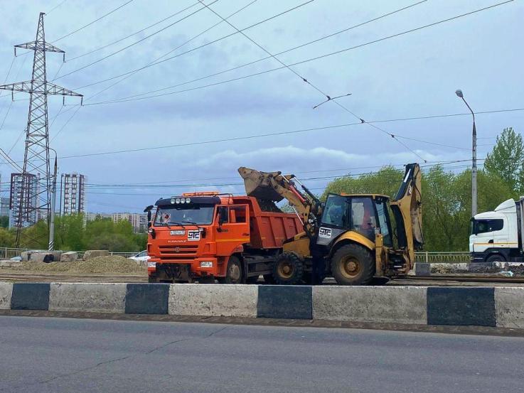 Демонтаж трамвайных путей на мосту по улице Минаева выполнен на 25%