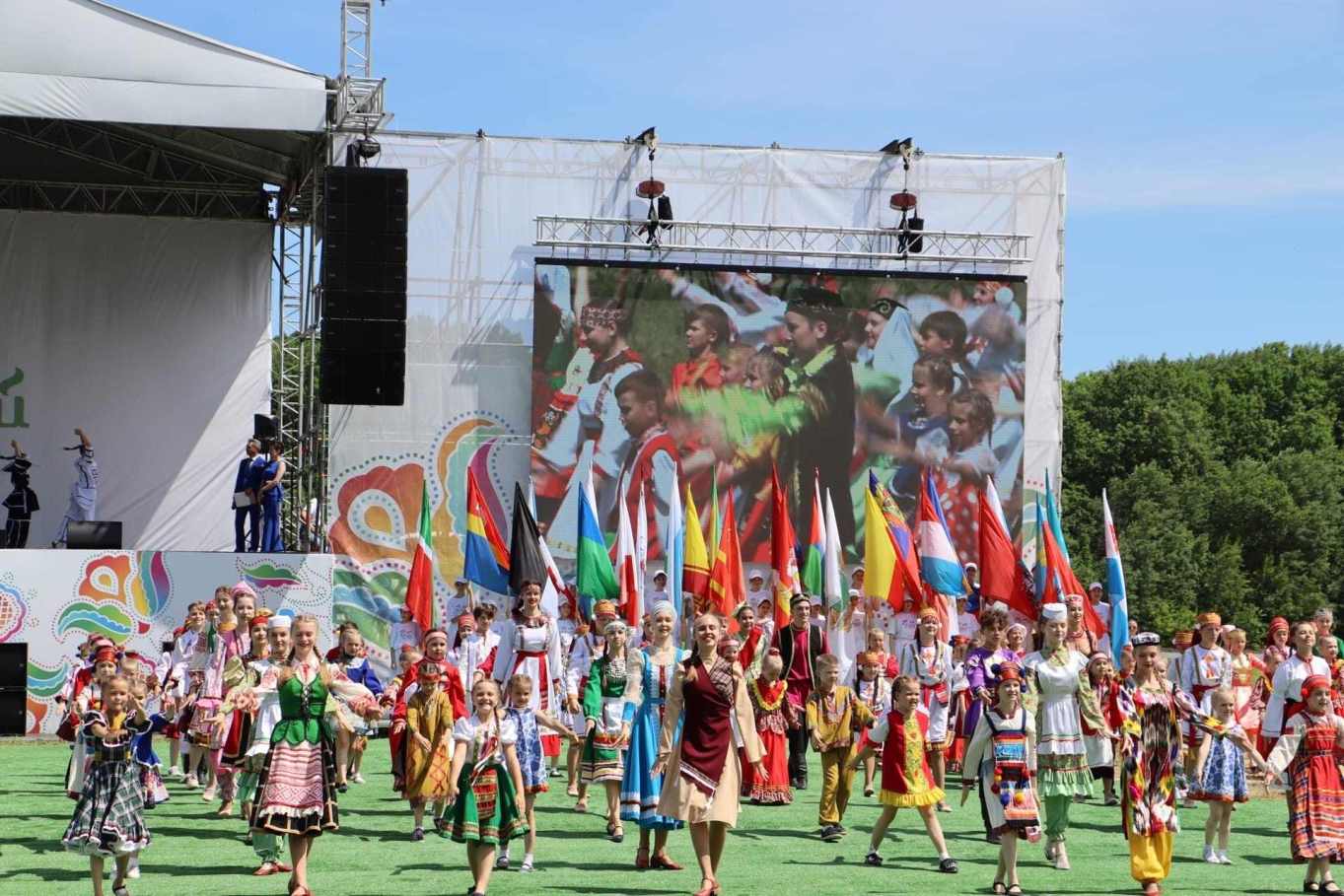 17 июня в парке Победа и ипподроме Ульяновска проходит татарских Сабантуй