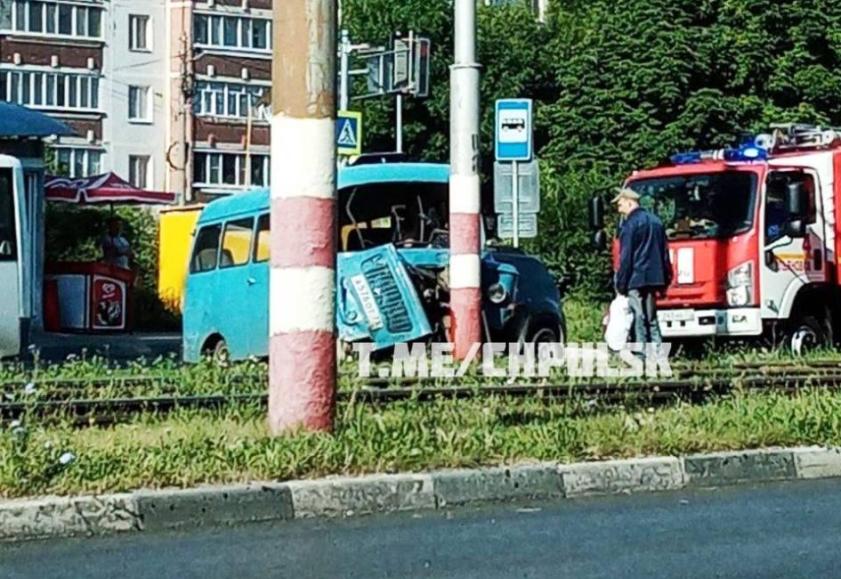 На Камышинской автобус Nysa врезался в столб