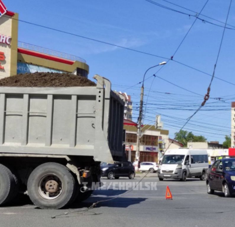 Последствия обрыва проводов на крупном перекрёстке Засвияжья устраняют дорожно-коммунальные службы Ульяновска