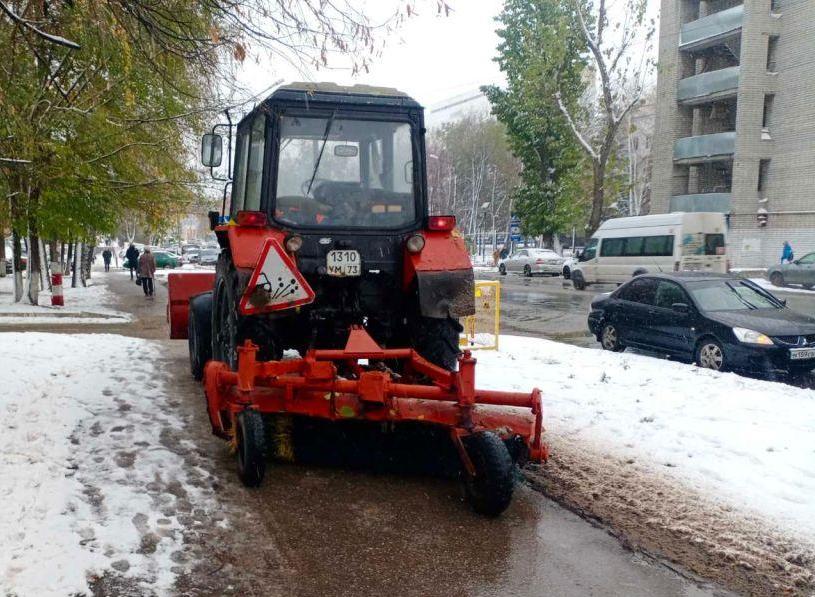 В Ульяновске спецтехника направлена на очистку тротуаров