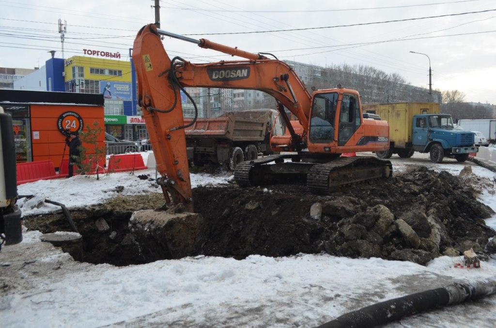 Коммунальщики Ульяновска устраняют повреждение канализационного коллектора