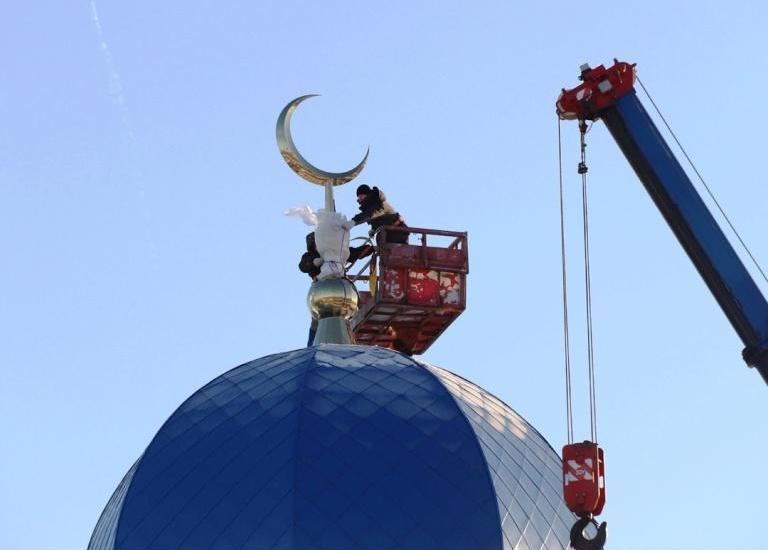 На купол строящейся мечети в Засвияжье установили полумесяц