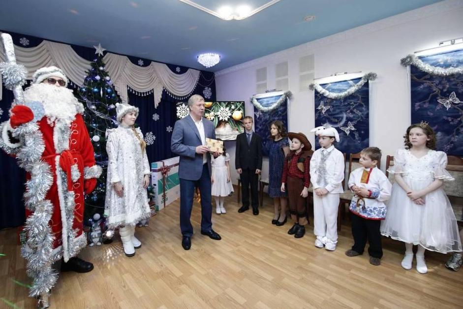 Алексей Русских поздравил воспитанников детских домов Ульяновской области с Новым годом