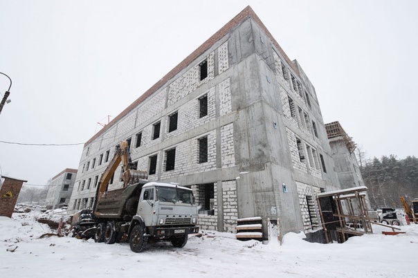 Русских проконтролировал строительство инфекционного корпуса областной детской больницы