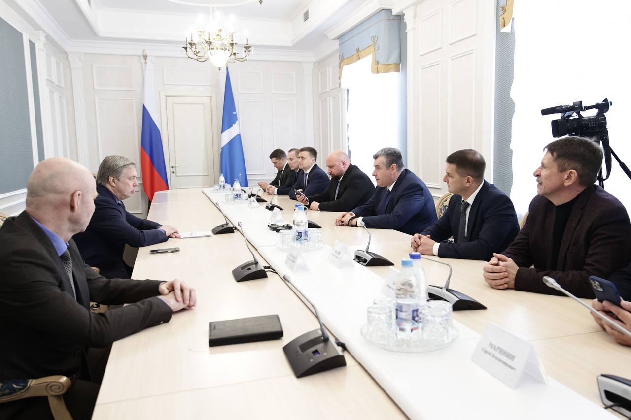 Слуцкий обсудил с губернатором поддержку семей военных, посетил Авиастар и 31 бригаду