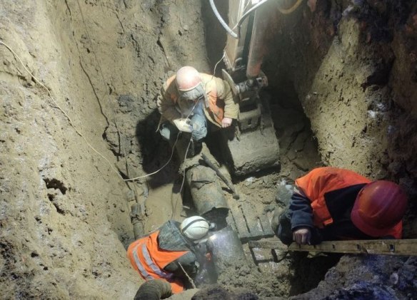 «Ульяновскводоканал» восстанавливает на Бебеля трубы водоснабжения, в Засвияжье канализационный коллектор