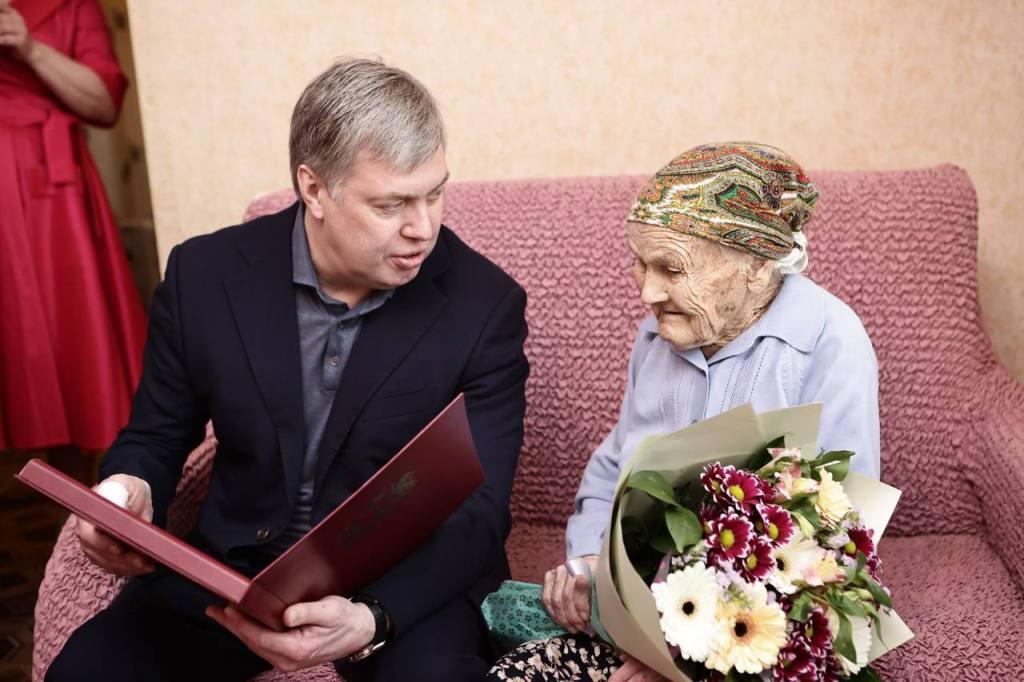 Русских поздравил со 100-летием участницу Великой Отечественной войны Анастасию Навознову
