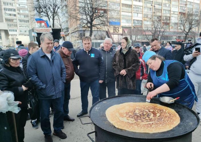 Губернатор Алексей Русских посетили продовольственную ярмарку на улице Минаева