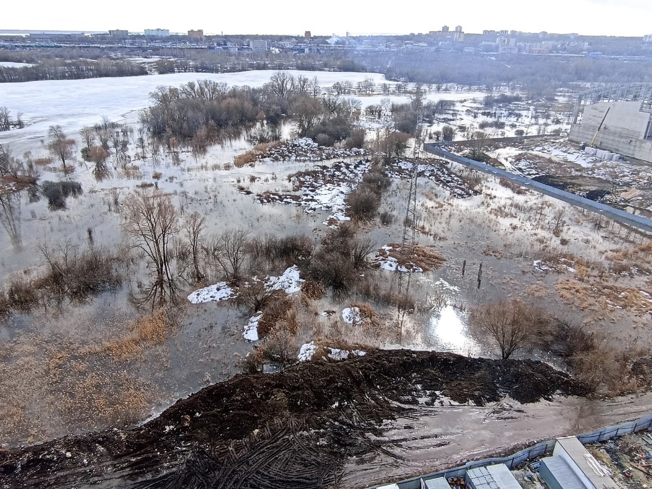 16 марта в районе улицы Шолмова Свияга вышла из берегов, пик паводка ожидается 17 марта