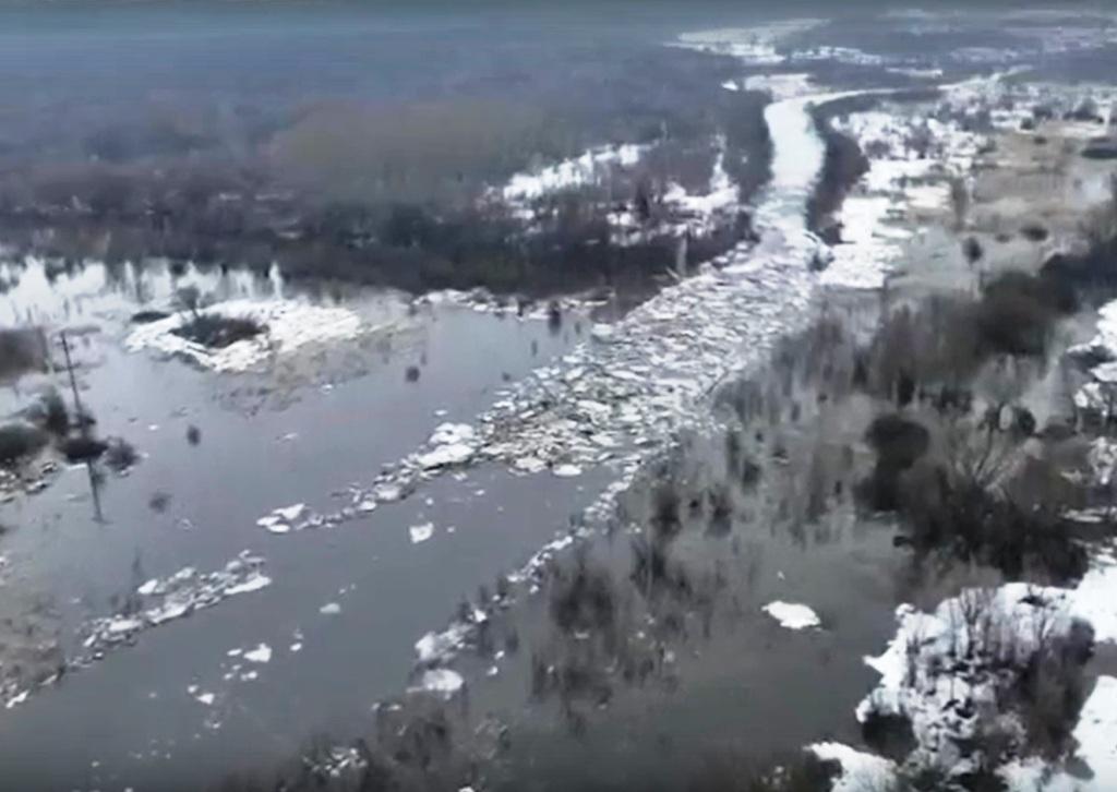 На реке Сызранка образовался ледяной затор, вода вышла из берегов и затопила часть автодороги