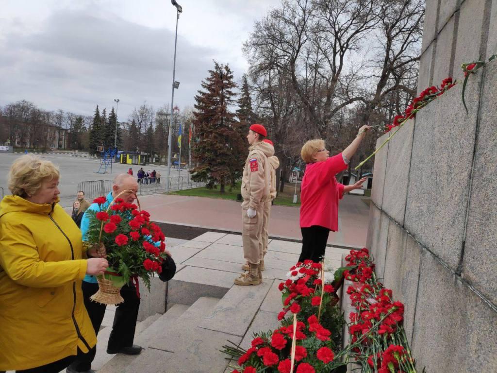 22 апреля ульяновцы возложили цветы к памятнику Ленина