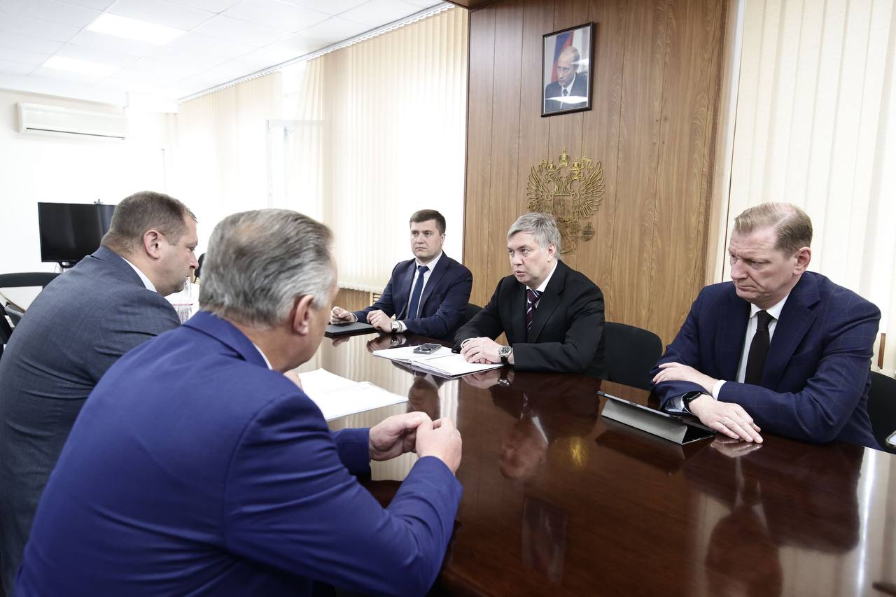 Русских встретился с новым главой патронного завода и обсудил с коллективом завода проблемы