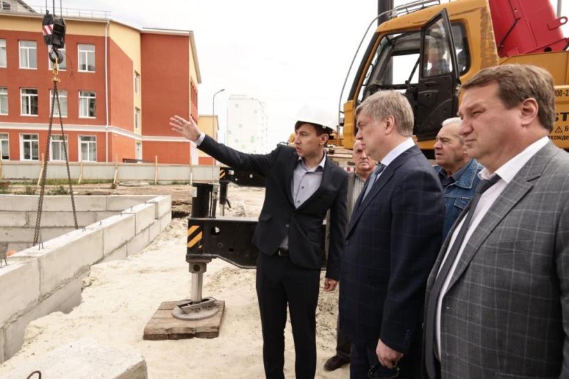 19 июня Русских проверил ход строительства социально-значимых объектов в Ульяновске