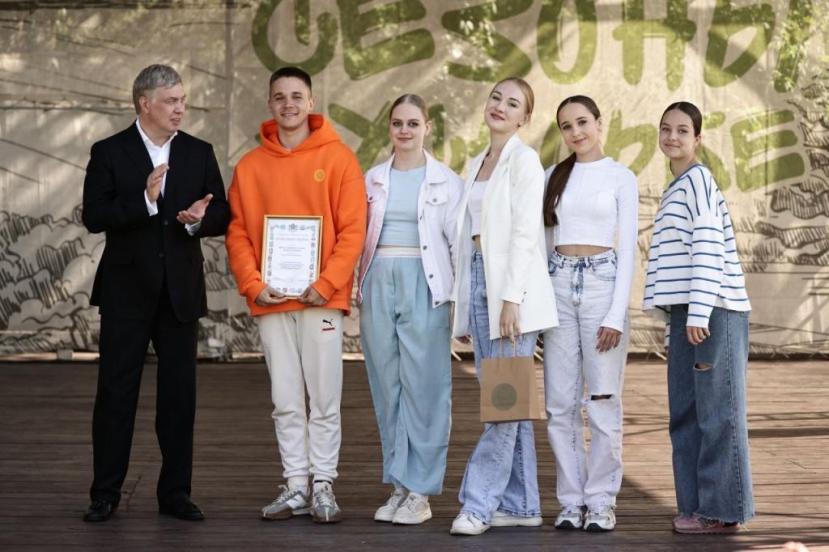 1 июня Русских наградил одаренных детей Ульяновской области и вручил сертификаты