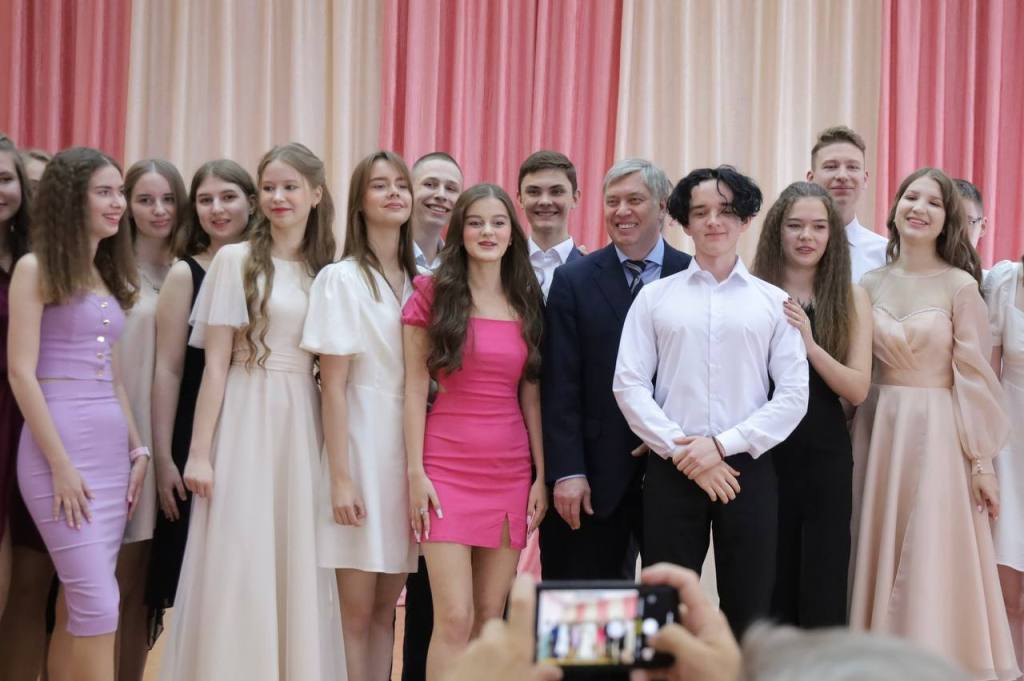 Русских поздравил выпускников гимназии №65 Ульяновска