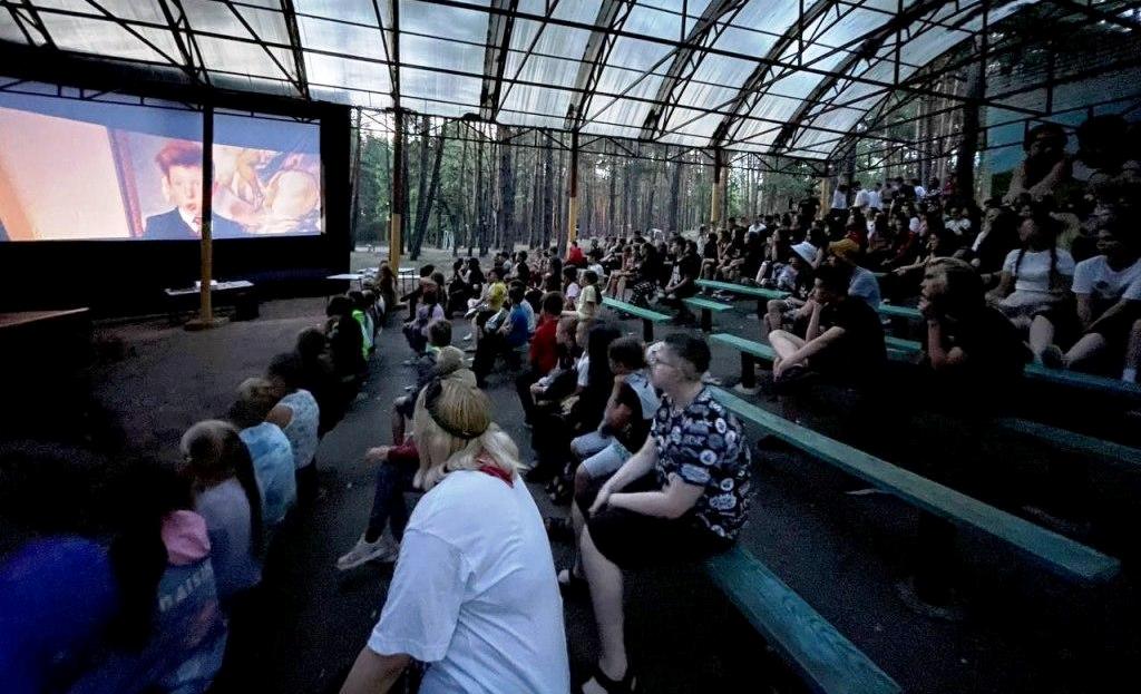 В оздоровительных лагерях Ульяновска дети смотрят кино на свежем воздухе