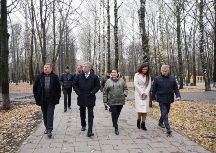 Русских проверил проблемные дороги, дворы и парки в Ульяновске