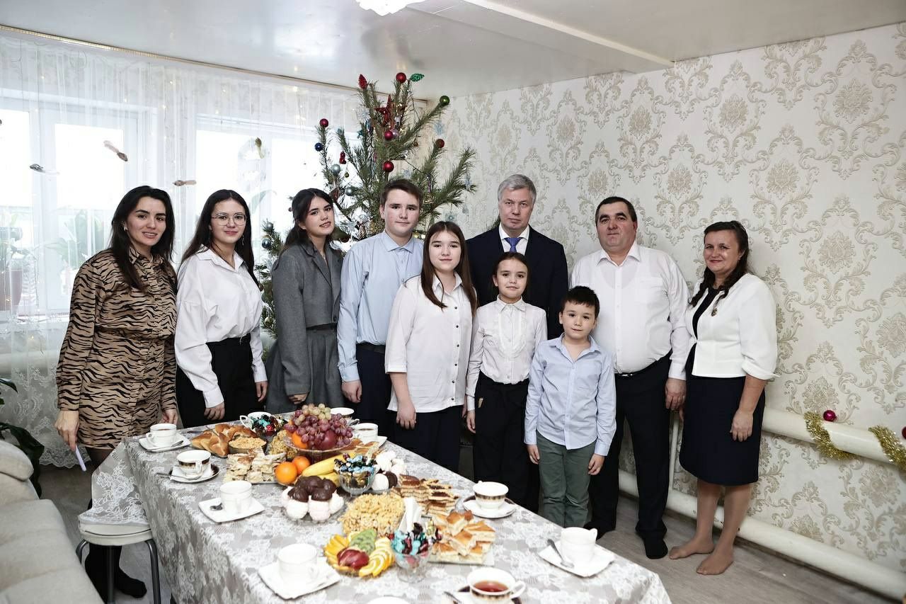 Русских посетил многодетную семью Сатдиновых в канун Нового года