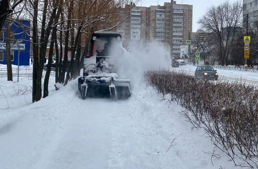 Дорожные службы Ульяновска продолжают очистку улиц от снега