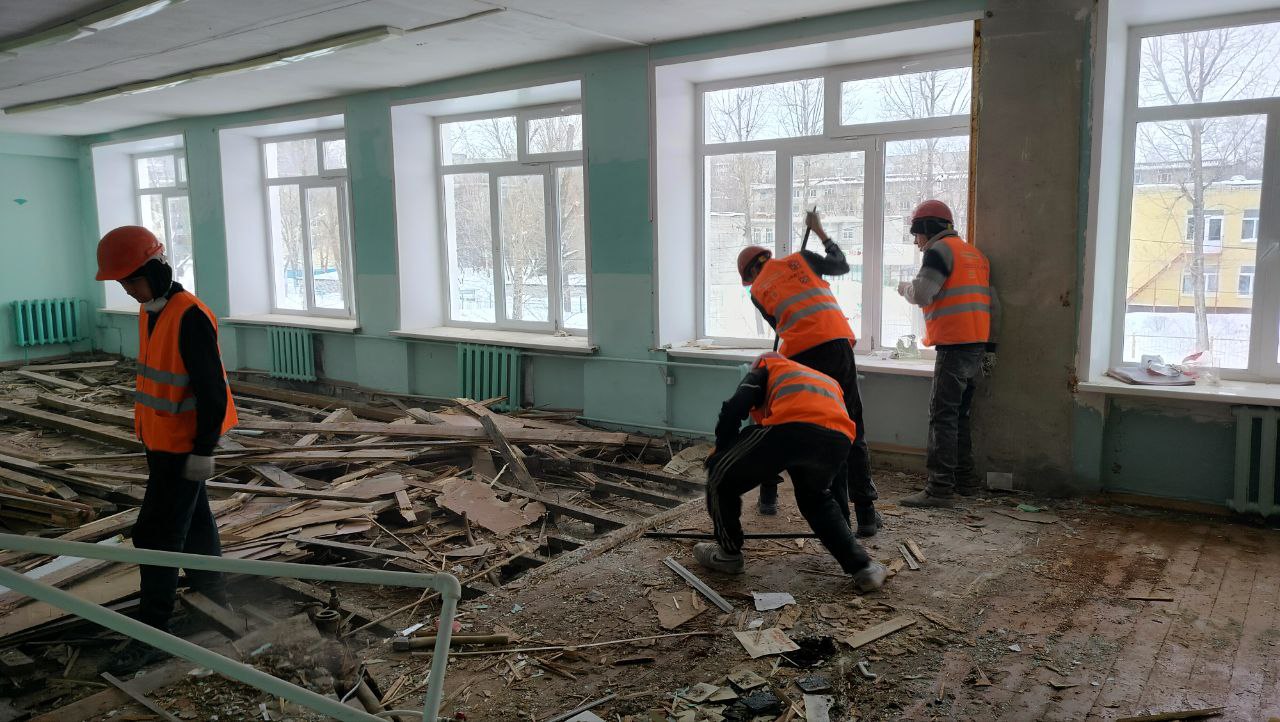 Мэр контролирует ход ремонта в двух школах Ульяновска