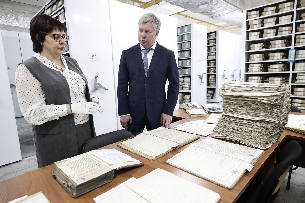 Губернатор Русских поздравил архивистов с профпраздником