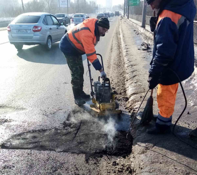 Ульяновские дорожники ведут ремонт проезжей части холодным асфальтом