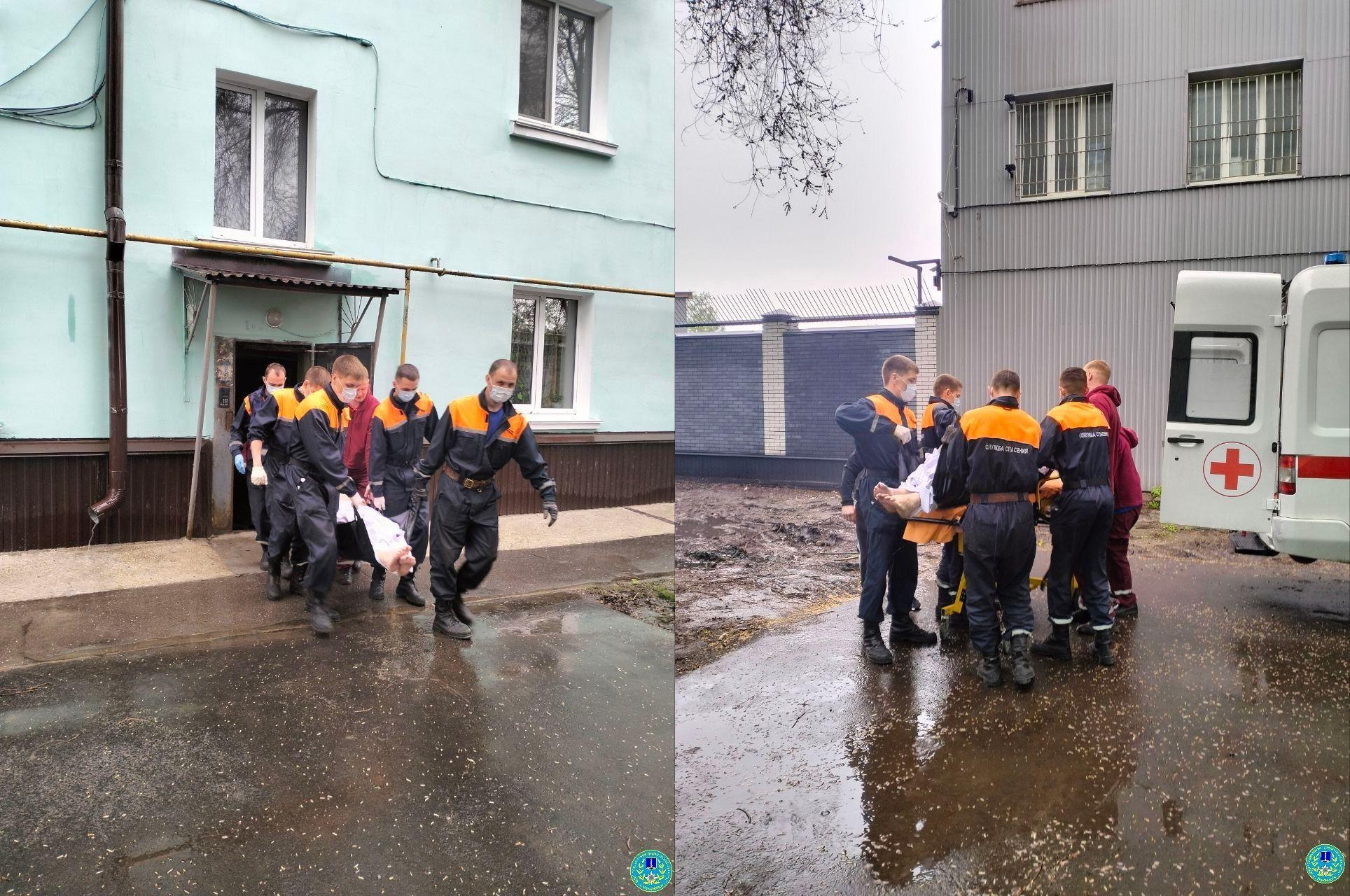Спасатели Ульяновска переместили в карету скорой помощи пенсионерку с инсультом