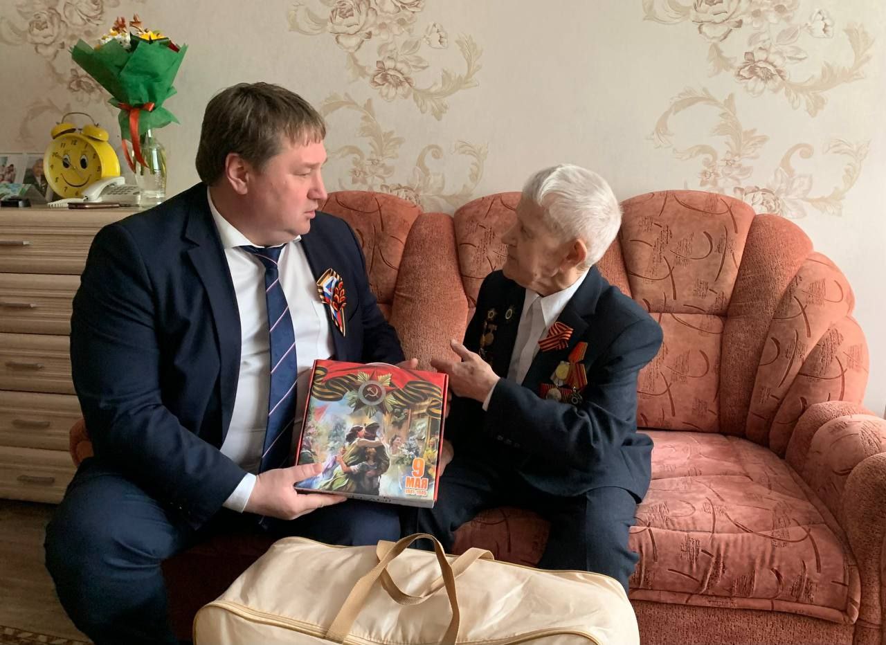 Мэр Ульяновска посетил ветерана Владимира Графова