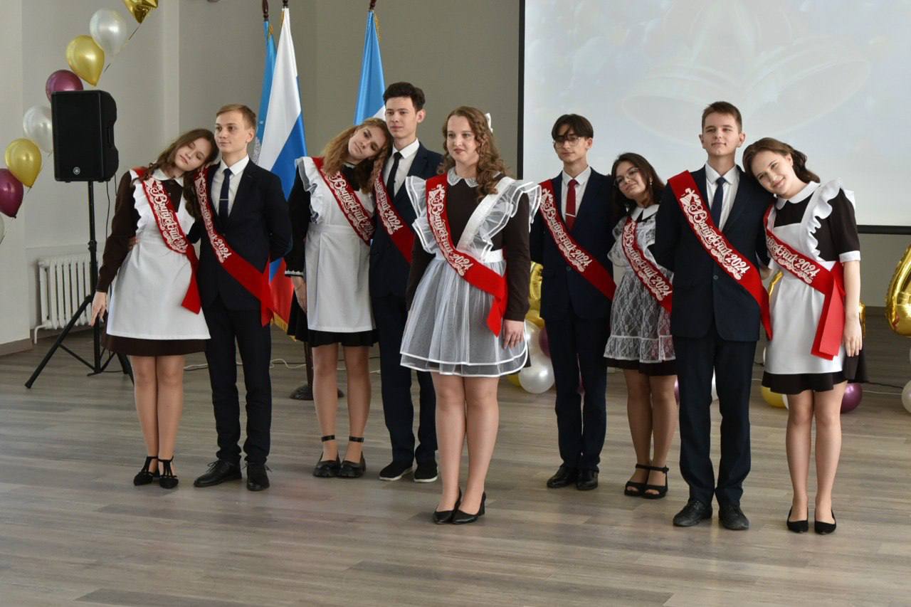Мэр Ульяновска поздравил выпускников школы №21 с последним звонком