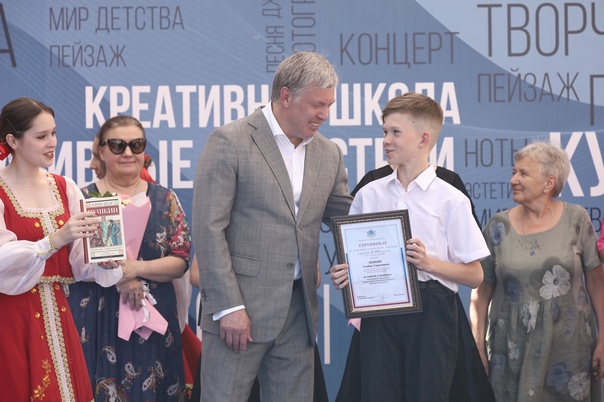 В День России Русских вручил одаренным детям денежные сертификаты