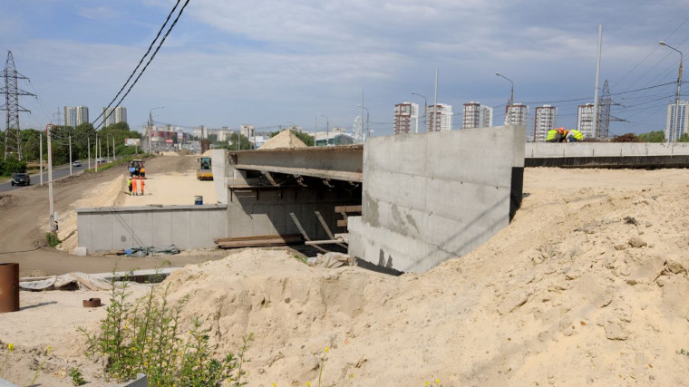 Сооружают сваи под фундамент последних опор «минаевского» моста