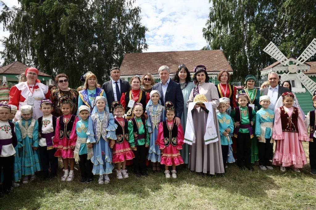 Губернатор Русских посетил ульяновский Сабантуй